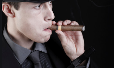 婚姻侦探调查公司-令人震惊！男子出轨后，在学校门口狂吻女友求原谅！